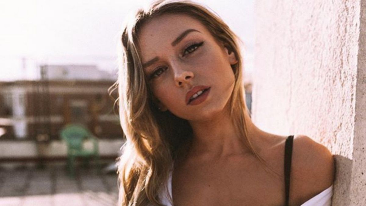 Ester Expósito se muestra incómoda ante Alejandro Speitzer