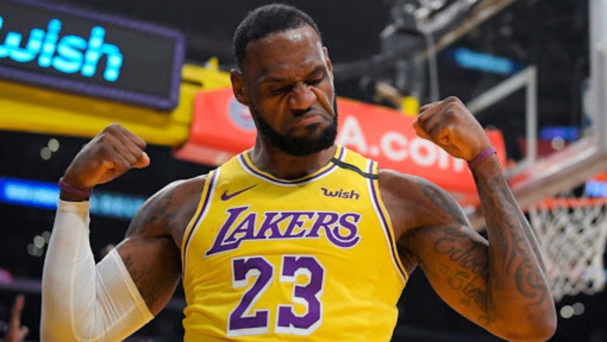 LeBron James no sólo es campeón dentro de las canches | Foto: EFE