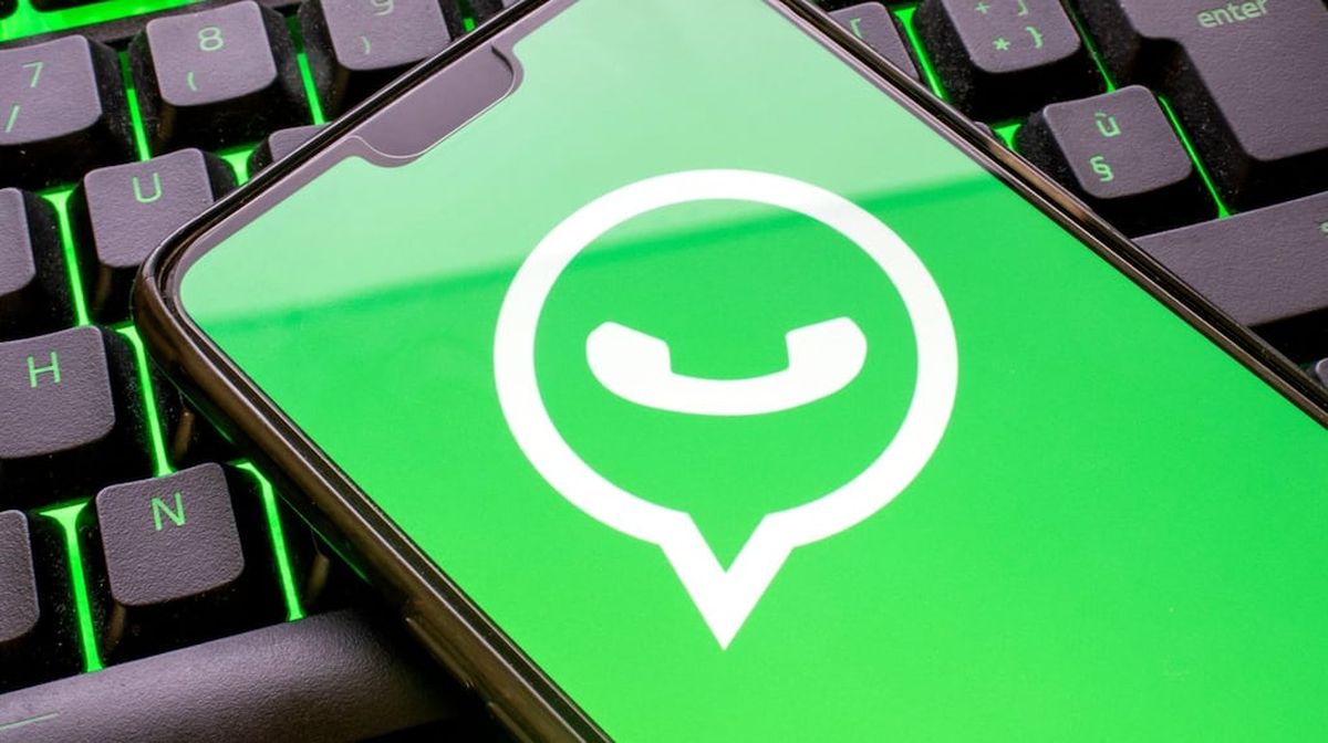 Captura de pantalla de la nueva barra de navegación inferior de WhatsApp en Android.