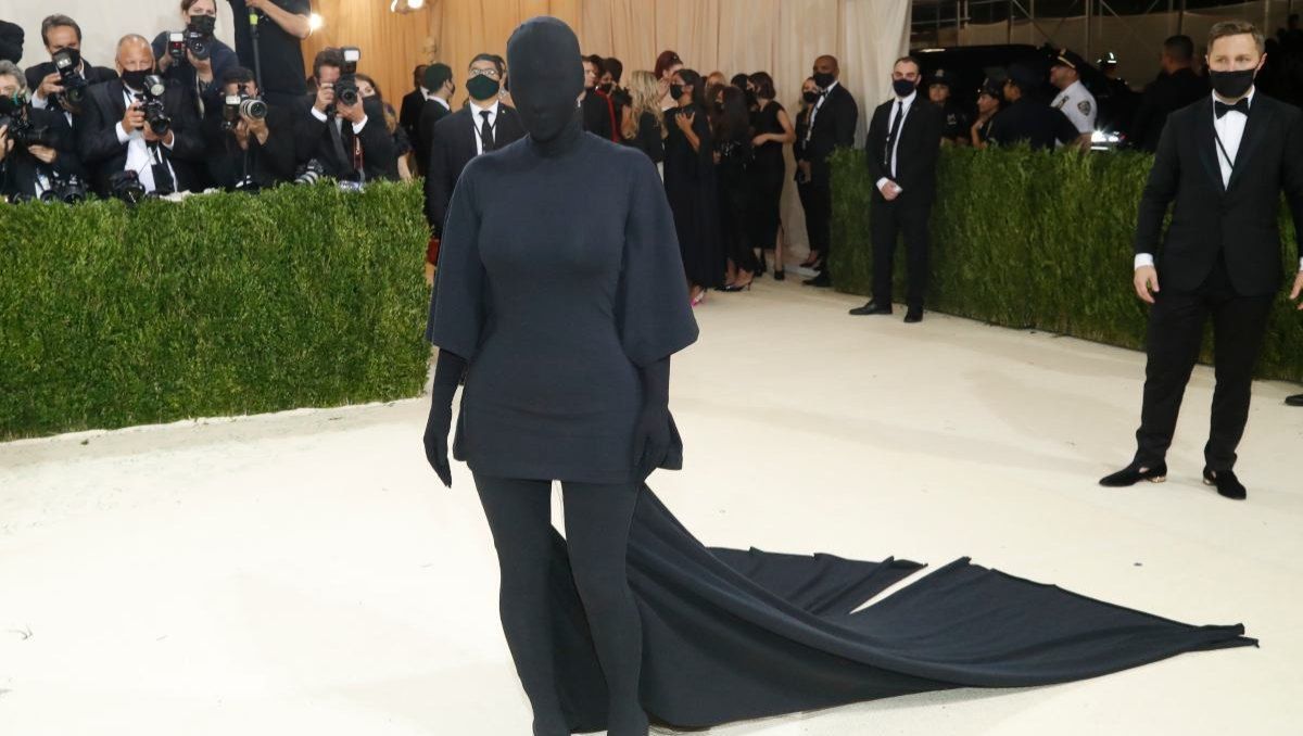 Kim Kardashian impresionó cubierta por completa.