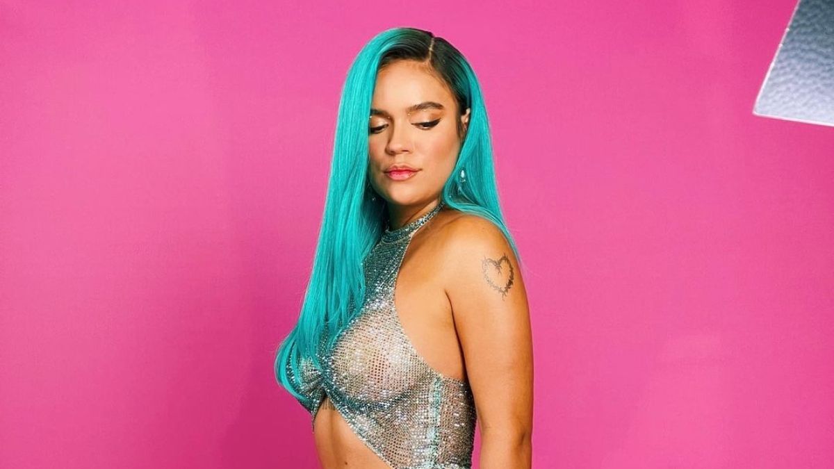 Karol G rompe en llanto durante una transmisión en vivo