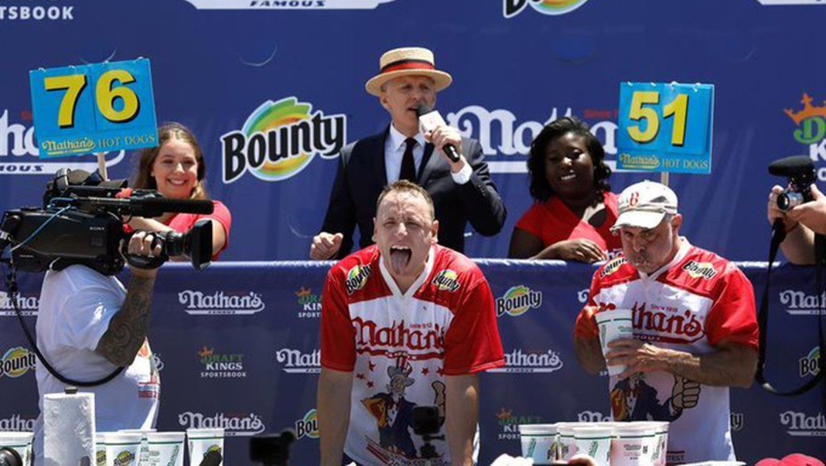 Joey Chestnut sacó una ventaja de 25 hot dogs con respecto a su principal competidor